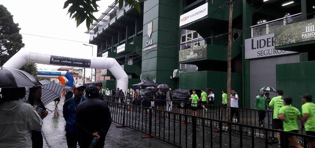 Cientos vecinos participaron del Maratón Banfield pese a la lluvia - InfoRegión