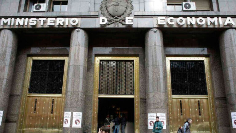 Endeudamiento familiar: Sindicatos y organizaciones sociales marchan al Ministerio de Economía