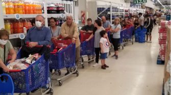 Largas colas en los supermercados en medio de la pandemia de coronaviruas en el conurbano bonaerense.