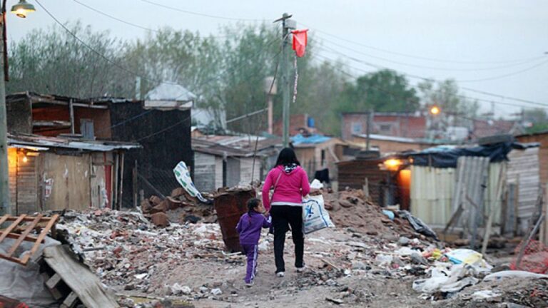 Casi el 40% de los niños y adolescentes tienen dificutad para acceder al calzado y ropa