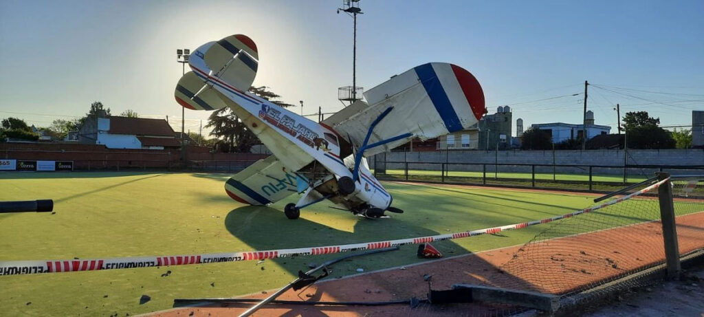 Una avioneta se precipitó a tierra en el campo de deportes del Club Pucará de Burzaco, en Almirante Brown.