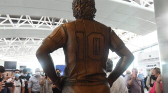 estatua maradona aeropuerto ezeiza