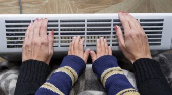 Familia calefaccionándose con un panel eléctrico