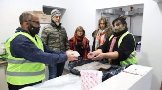 Funcionarios de Lanús supervisan la entrega de viandas