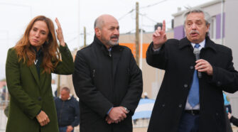 Alberto Fernández entrega viviendas en Ensenada