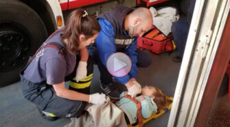 bomberos asisten a una beba
