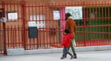 Madre lleva a hijo a escuela