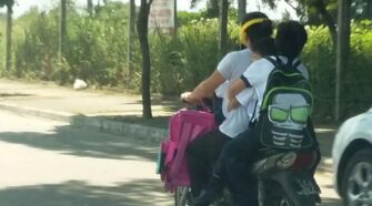 Niños en moto y sin casco