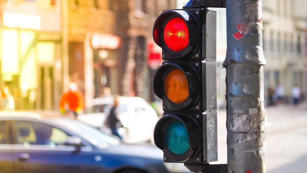 multas por cruzar el semáforo en rojo