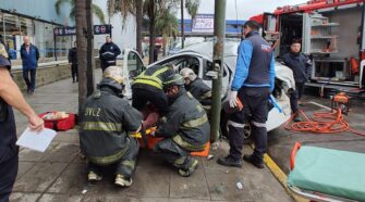Un auto chocó contra una poste de luz en Temperley