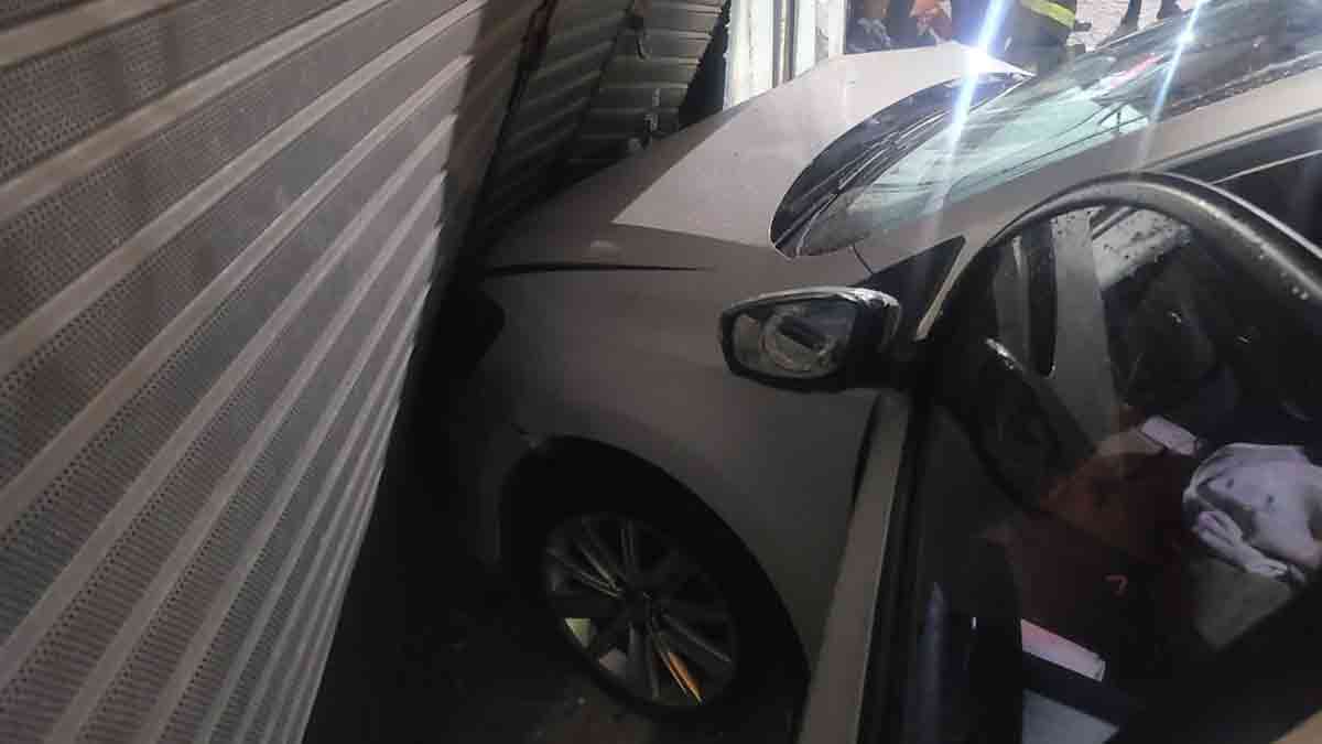 Claypole: Un auto se incrustó en un local