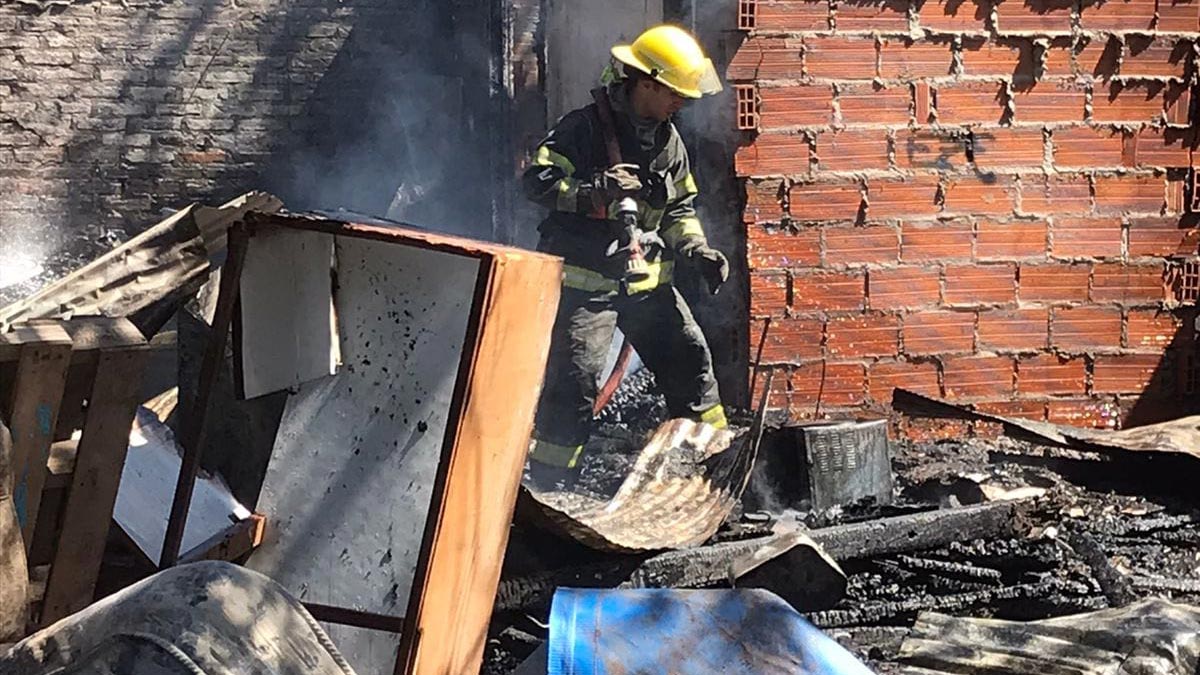 Dos familias perdieron todo por un incendio en Longchamps
