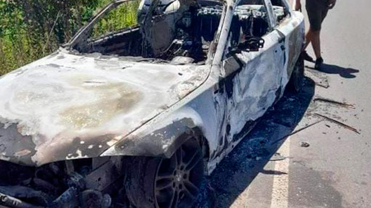 El auto estaba en La Plata, prendido fuego