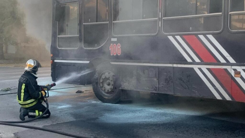 Incendio de un colectivo en Lomas de Zamora
