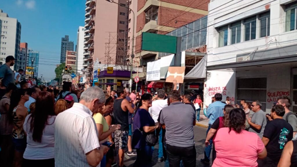 Protesta de vecinos y dirigentes frente a la sede de Edesur de Lomas de Zamora