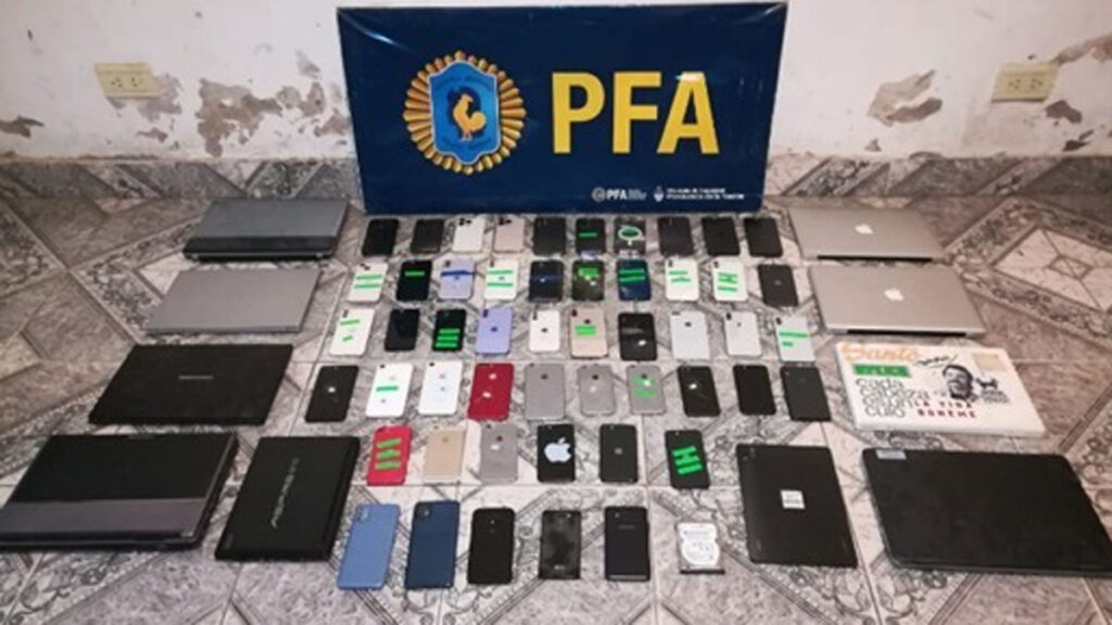 Allanamiento en Almirante Brown: recuperaron más de 50 celulares robados