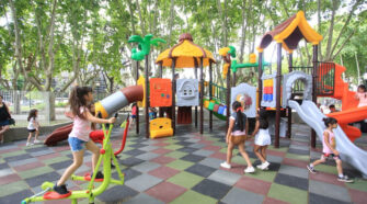 Niños plaza Monte Grande