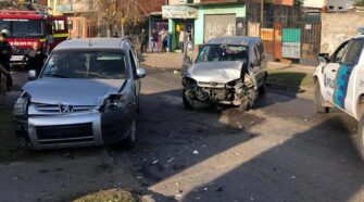 Choque entre dos utilitarios en San José