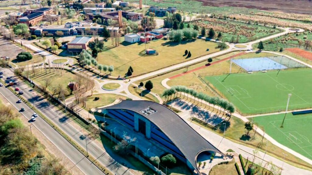 UNLZ: campus universitario con laboratorios y área experimental agropecuaria