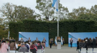 Alberto Fernández - jura a la Bandera