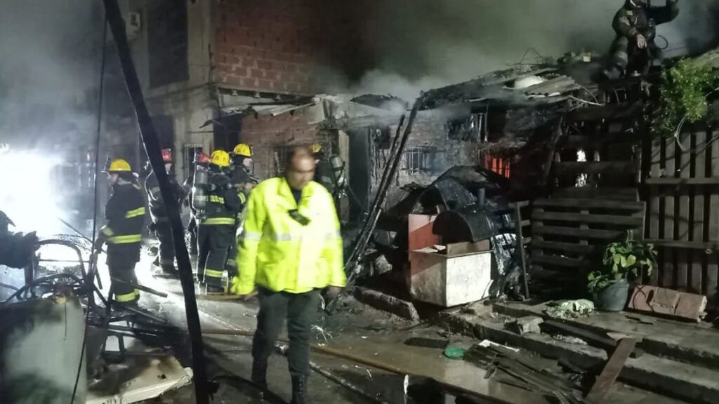 Impresionante incendio de dos viviendas en Lanús