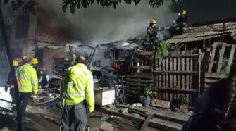 Impresionante incendio de dos viviendas en Lanús