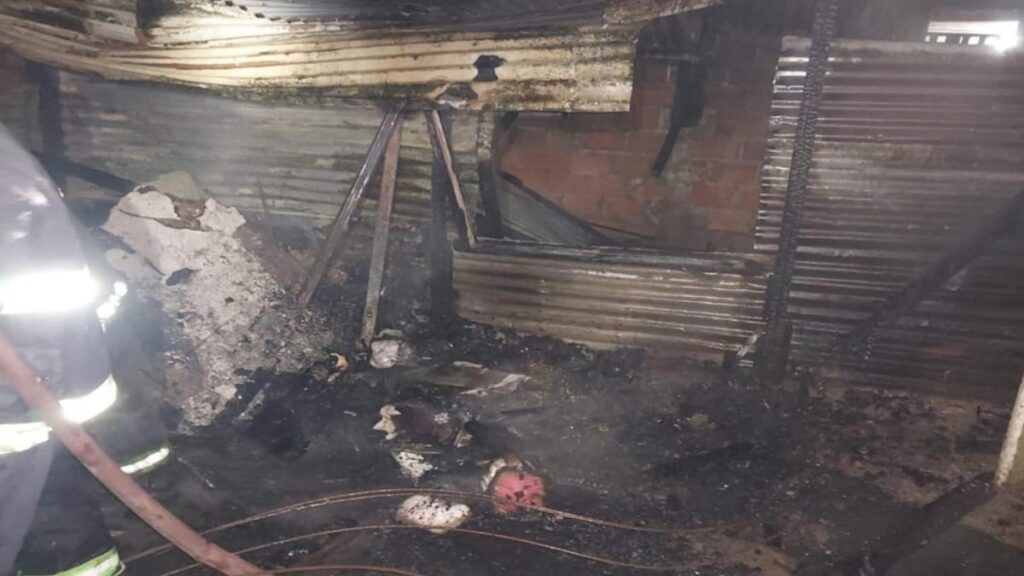 Se prendió fuego un merendero de 9 de Abril