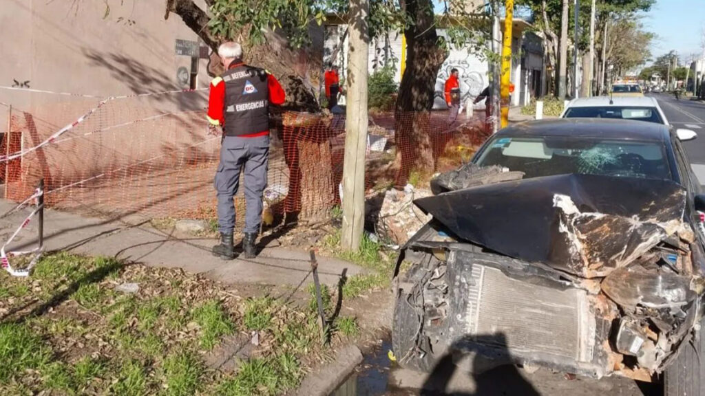 Lanús: por una mala maniobra se incrustó en una casa