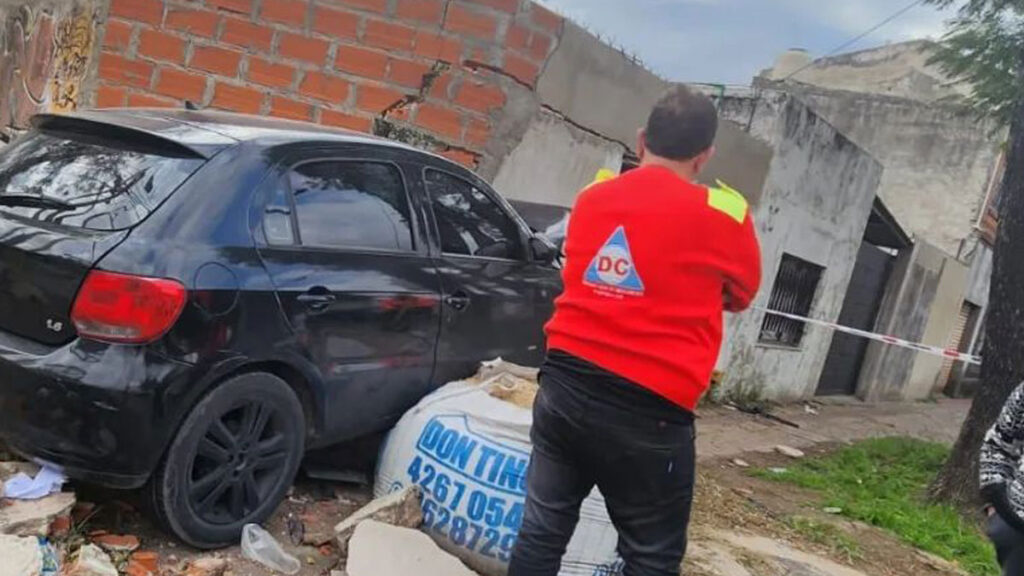 Lanús: por una mala maniobra se incrustó en una casa