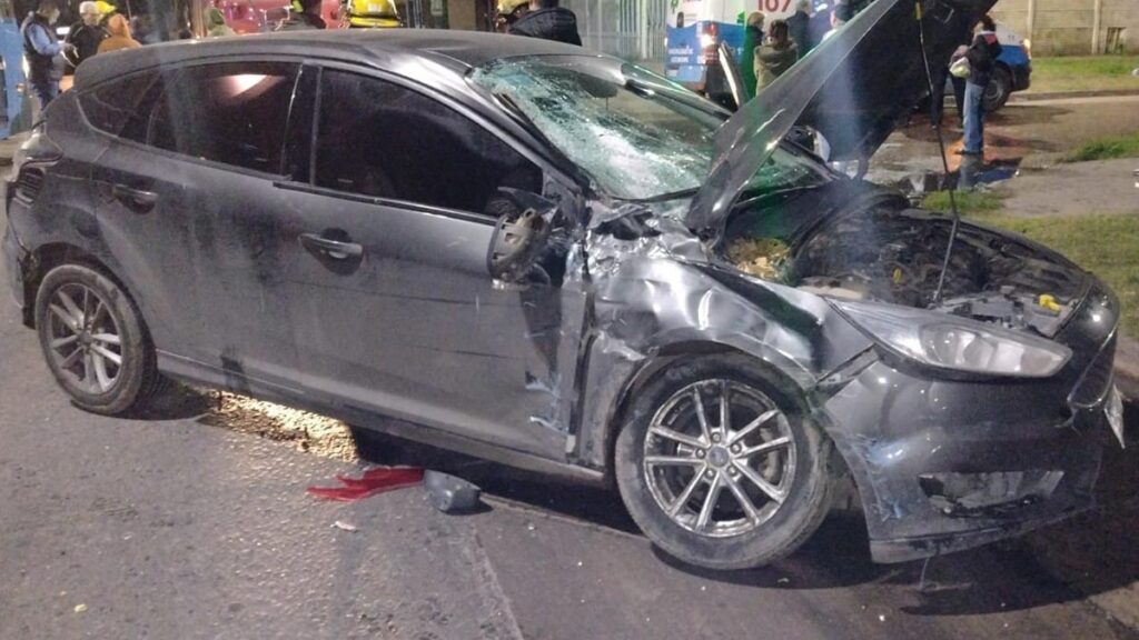 Choque entre un colectivo y un auto en Burzaco: dos heridos