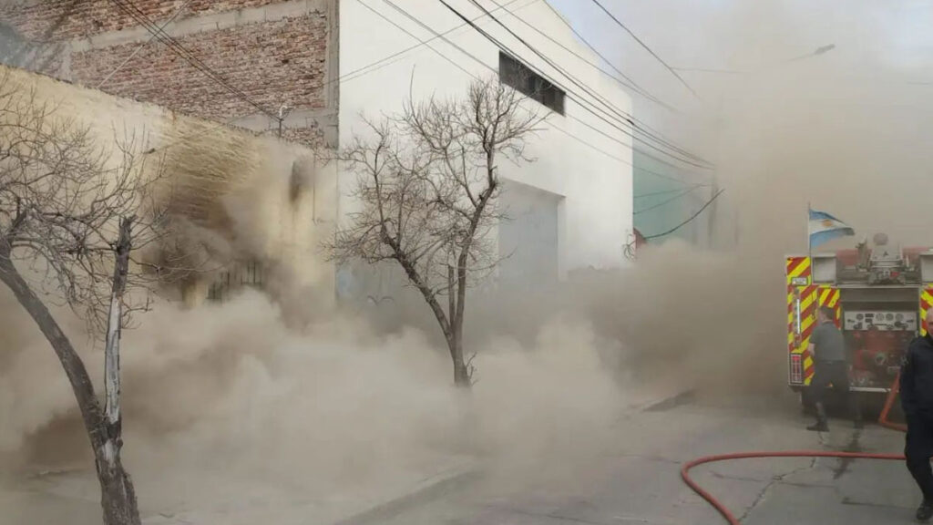 Se prendió fuego una agencia de lotería en Lanús