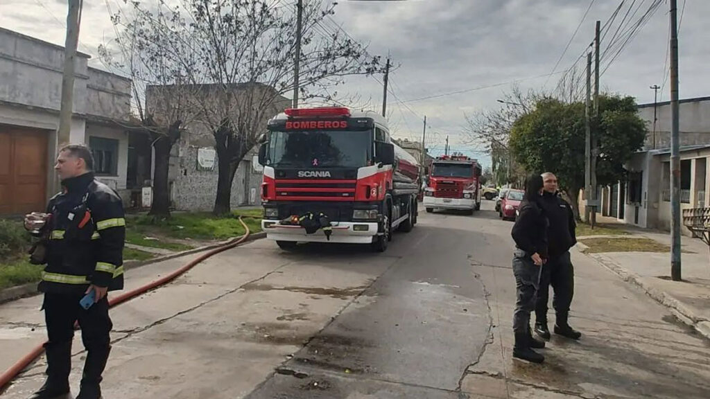 Se prendió fuego una agencia de lotería en Lanús