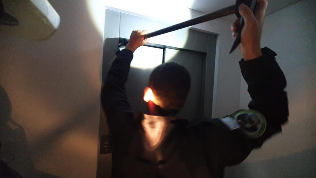 Lanús: quedaron atrapados en un ascensor por un corte de luz