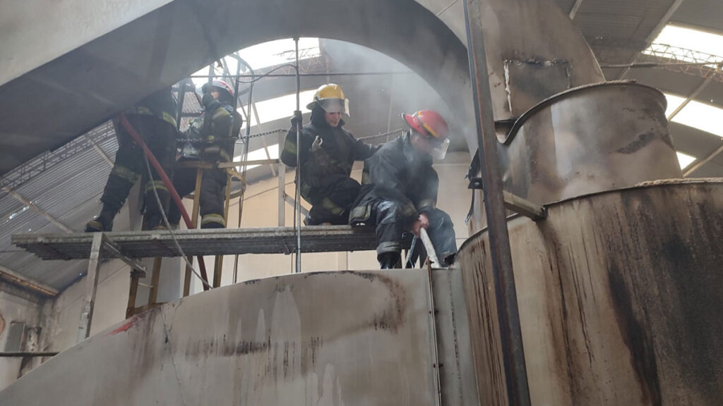 Incendio en la avícola Cresta Roja de Esteban Echeverría