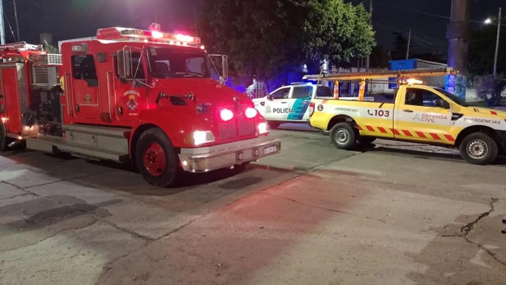 Se prendió fuego un taller mecánico en Lanús