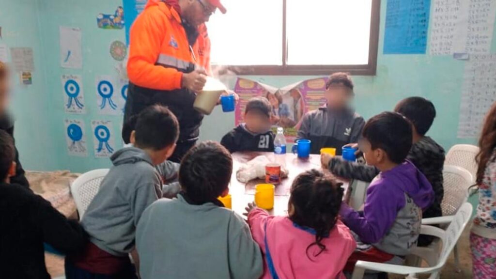 Evacuados y postes caídos por el temporal en Lanús