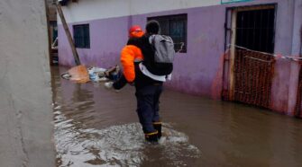 Evacuados y postes caídos por el temporal en Lanús