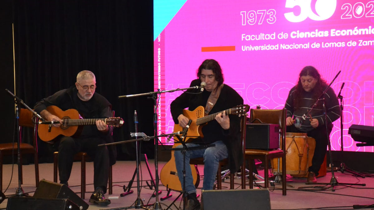 Ciencias Económicas celebró sus 50 años de vida junto al músico Luis Salinas