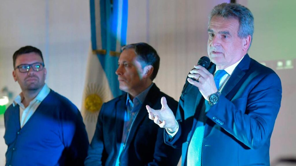 Rossi recorrió una fábrica de Esteban Echeverría