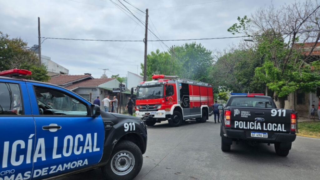 Vecinos y bomberos combatieron un incendio en una casa de Lomas de Zamora