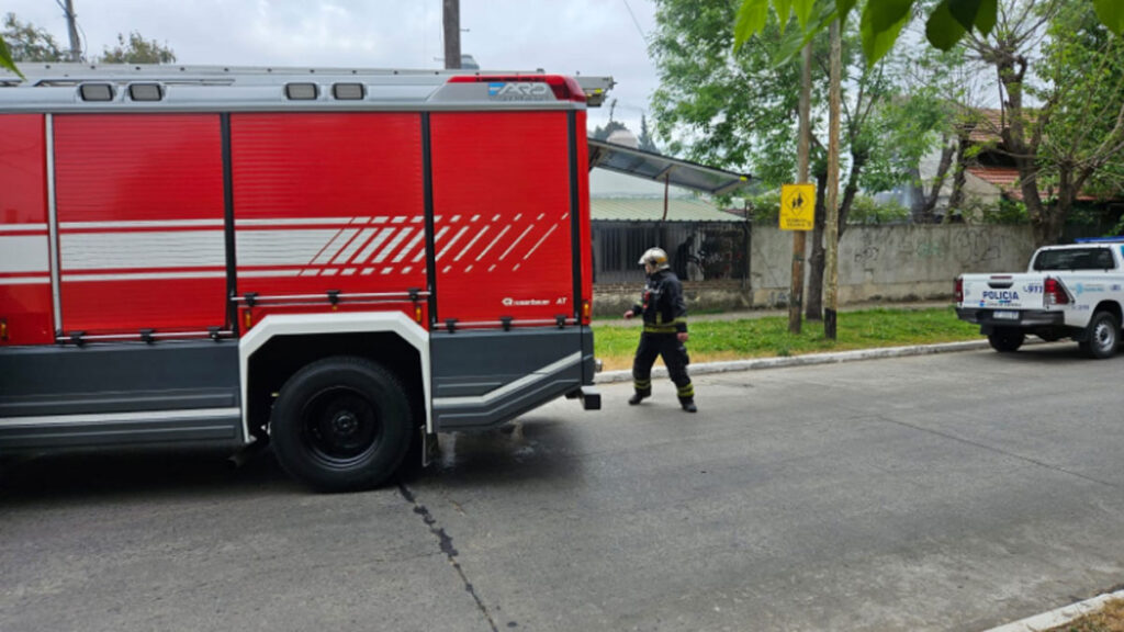 Vecinos y bomberos combatieron un incendio en una casa de Lomas de Zamora