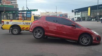 Lanús: Un auto cayó en un pozo en plena avenida Hipólito Yrigoyen