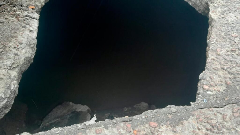 Lanús: Un auto cayó en un pozo en plena avenida Hipólito Yrigoyen