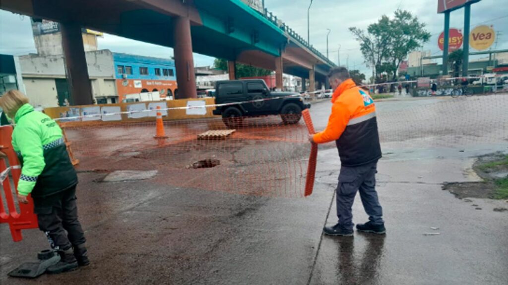 Lanús: Un auto cayó en un pozo en plena avenida Hipólito Yrigoyen