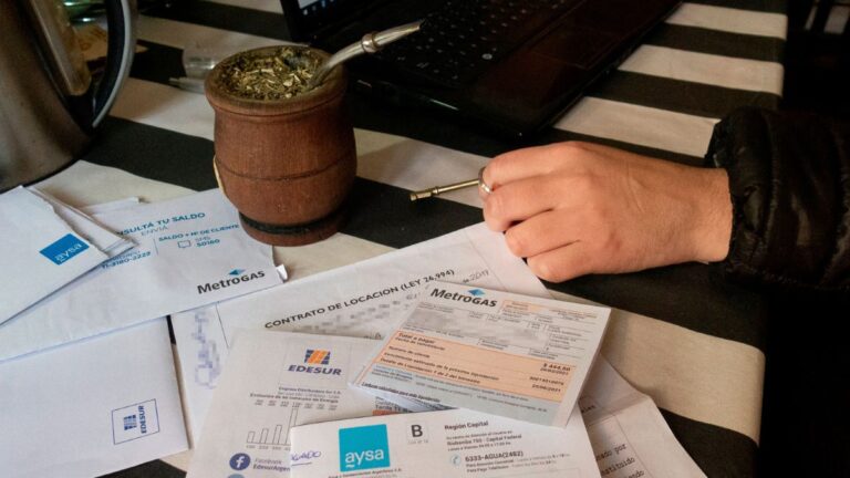 Los aumentos confirmados que llegan en septiembre: prepagas, transporte y colegios