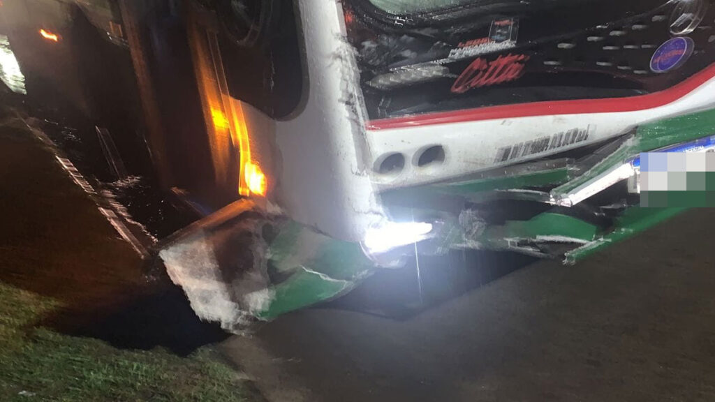 Choque entre un colectivo y un auto en Ministro Rivadavia
