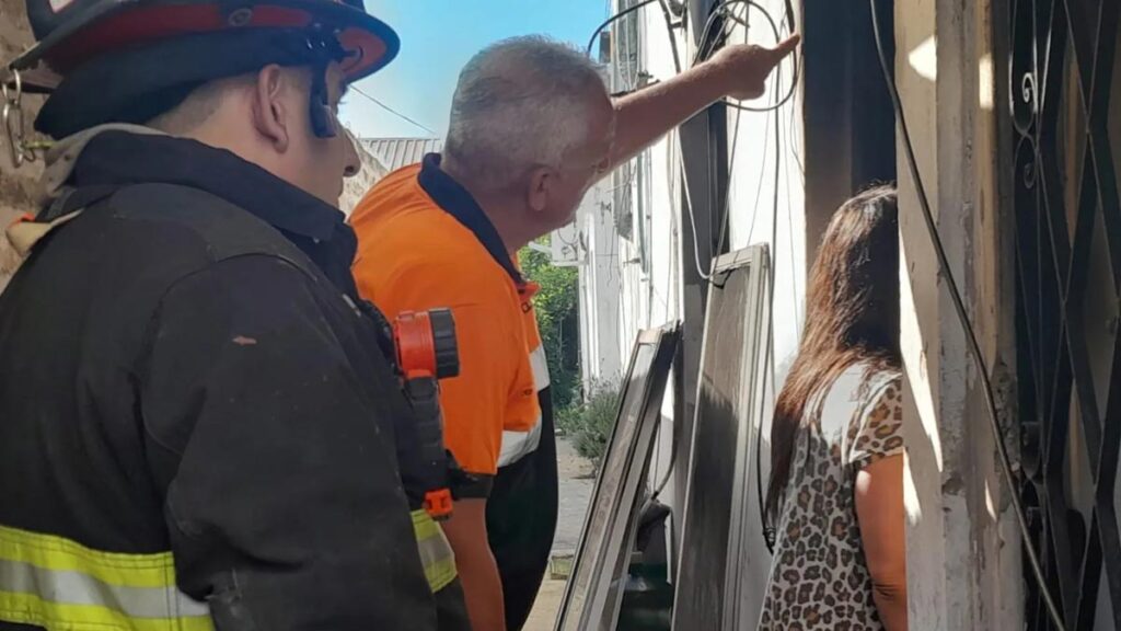Un cortocircuito provocó un incendio en una casa de Lanús