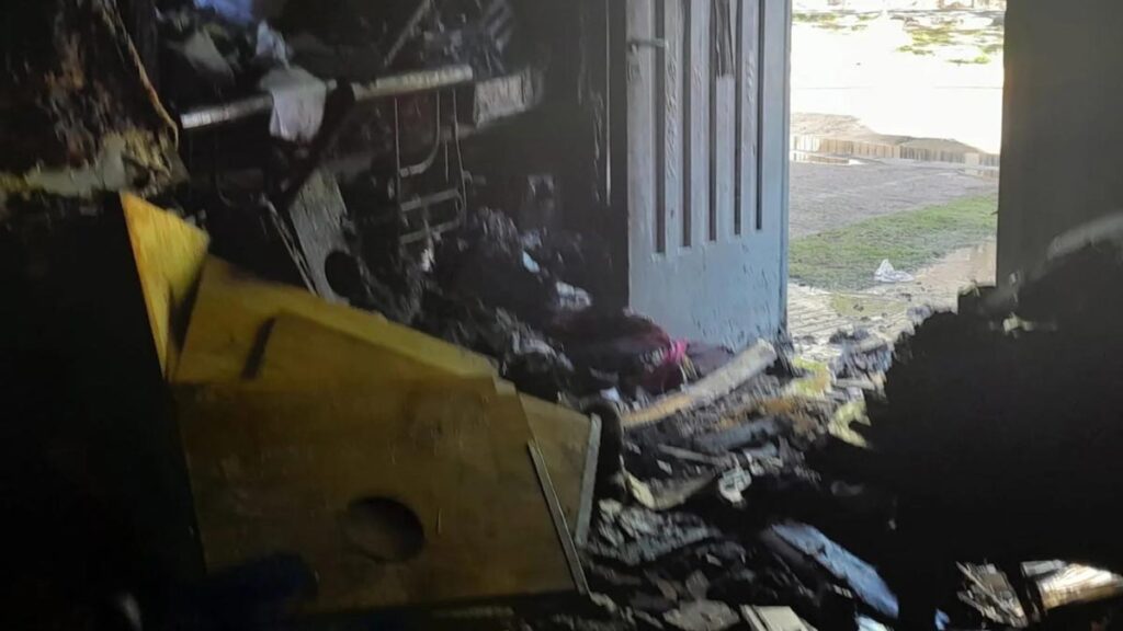 Un cortocircuito provocó un incendio en una casa de Lanús