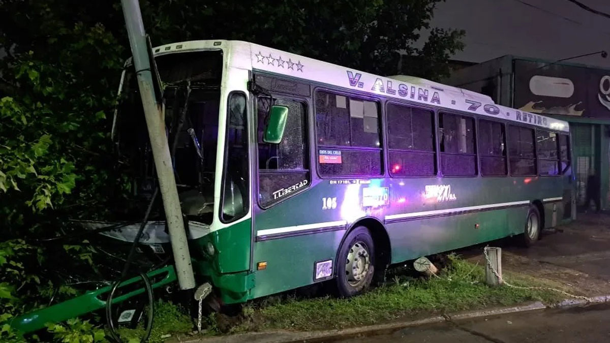 Milagro en Lanús: un colectivo se quedó sin frenos, chocó un auto y un poste de luz