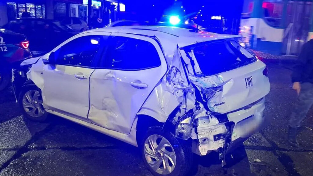 Milagro en Lanús: un colectivo se quedó sin frenos, chocó un auto y un poste de luz